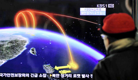 Tin về vụ phóng tên lửa của CHDCND Triều Tiên được công bố rộng rãi tại một trạm xe lửa ở Seoul, Hàn Quốc ngày 12/12.